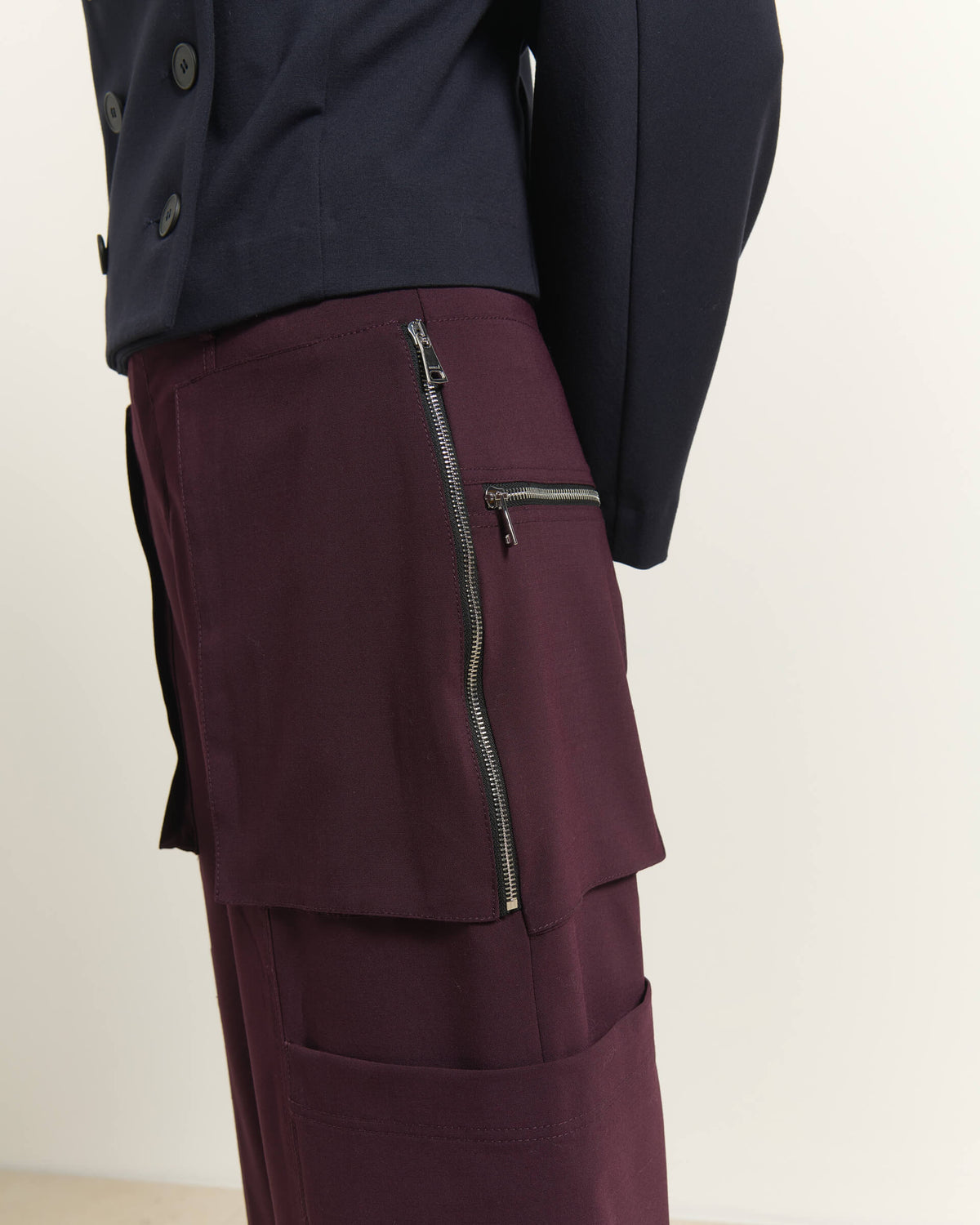 PANTALONI CARGO CON TASCHE E DETTAGLI ZIP