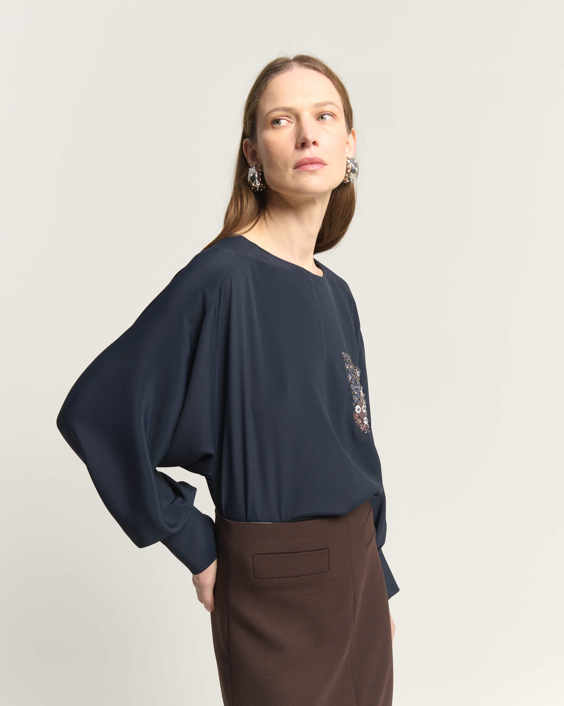 BLUSA BICOLORE CON TASCHINO RICAMATO SUL PETTO