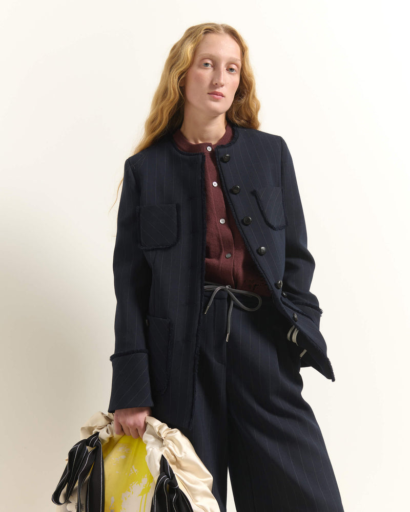 GIACCA CON TASCHE APPLICATE E RIGHE SOTTILI