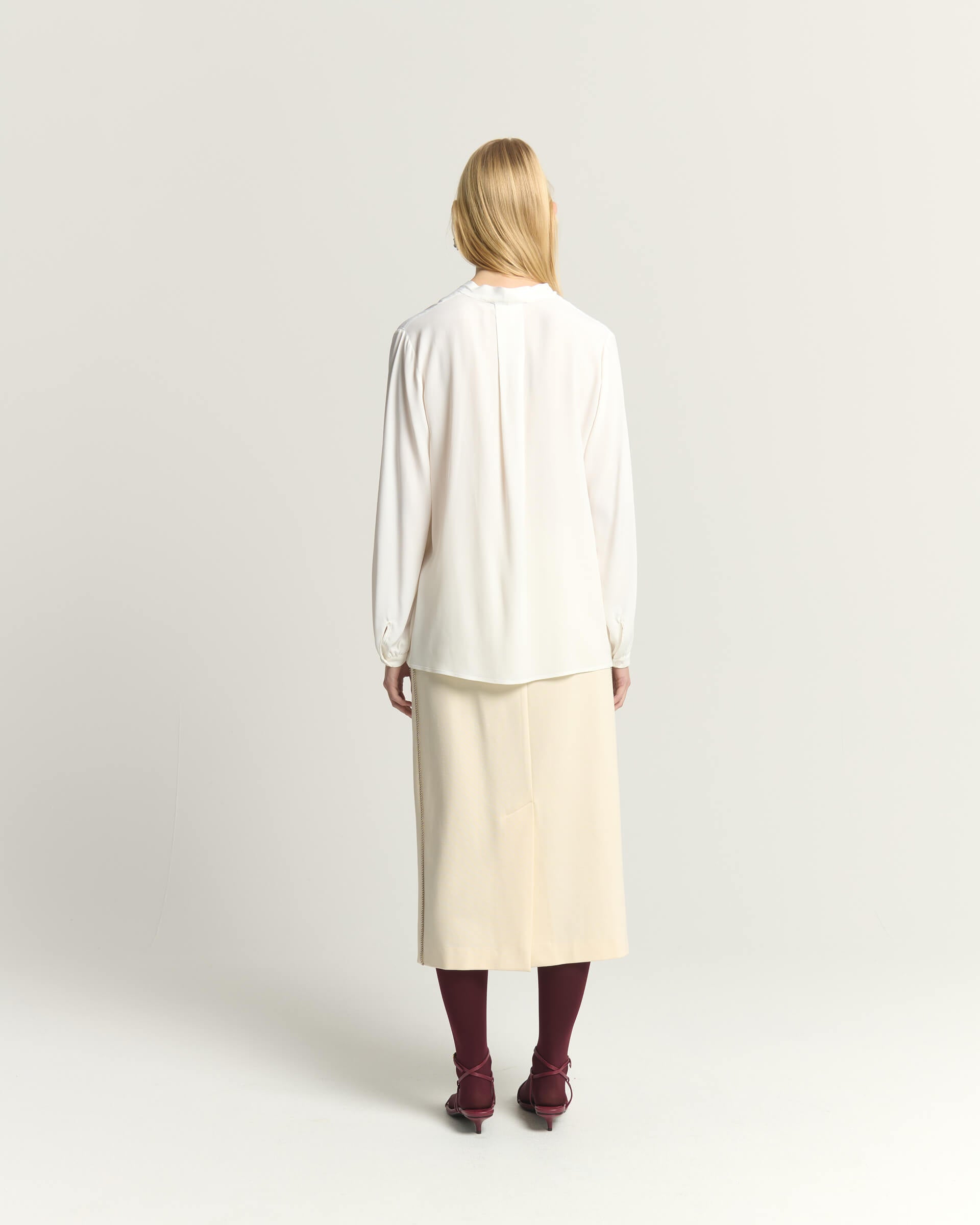 BLUSA FLUIDA CON SCOLLO A V