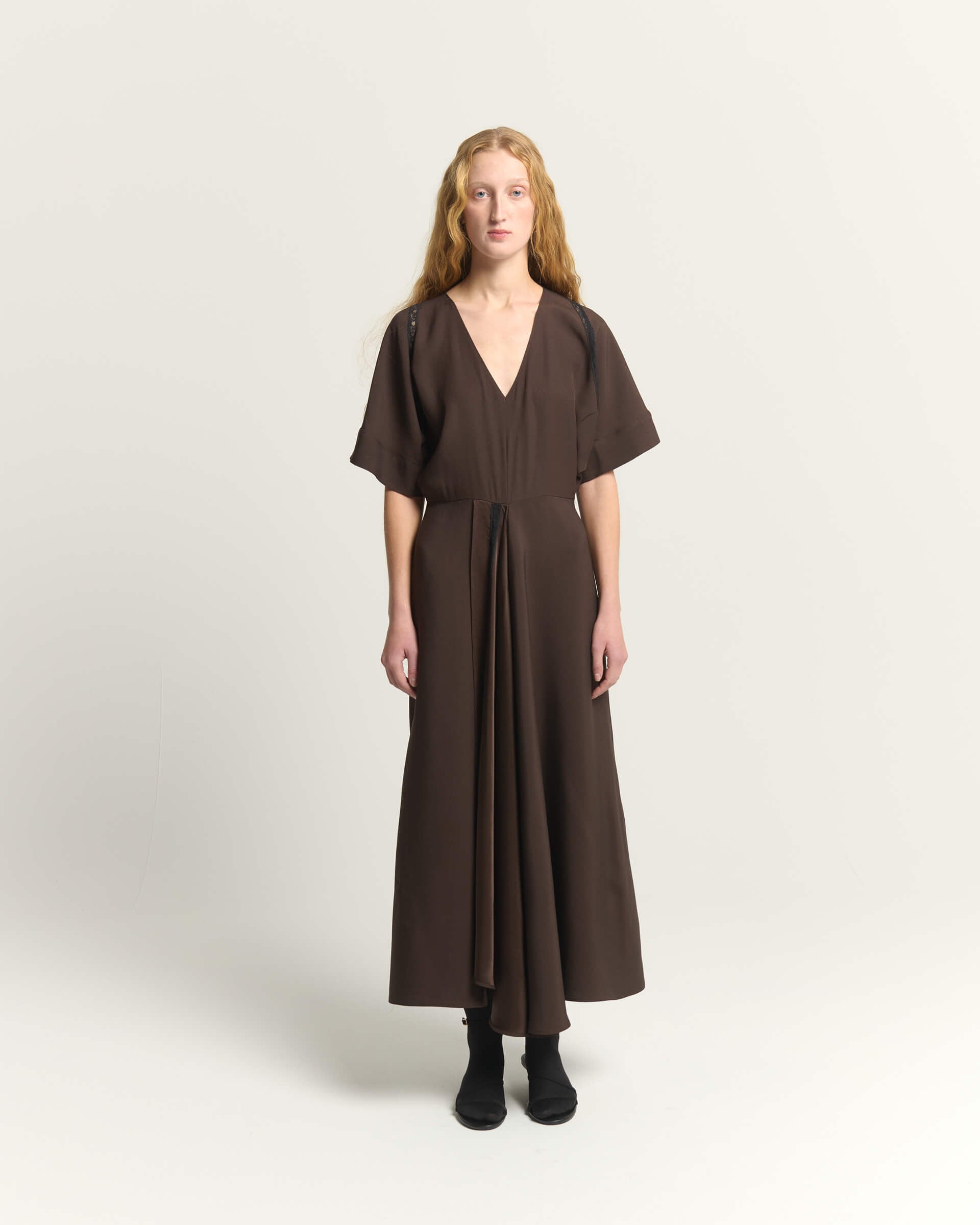 ABITO CON SCOLLO A V E DETTAGLI IN PIZZO