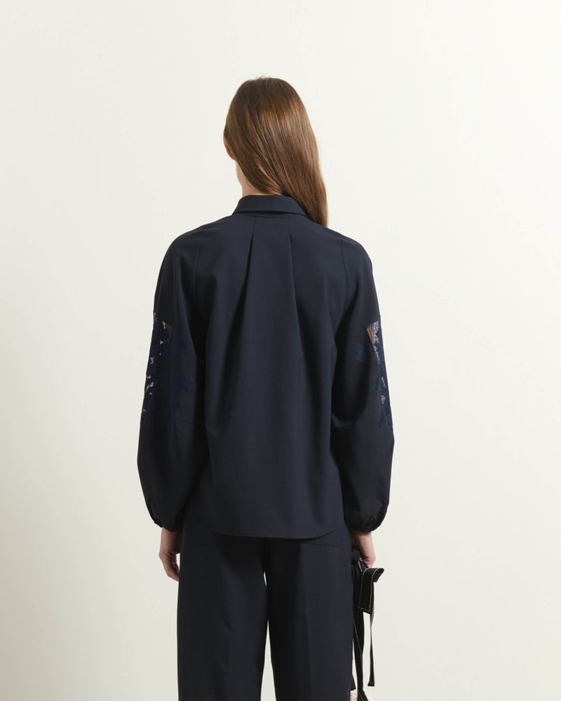 MAGLIA CON MANICHE RICAMATE