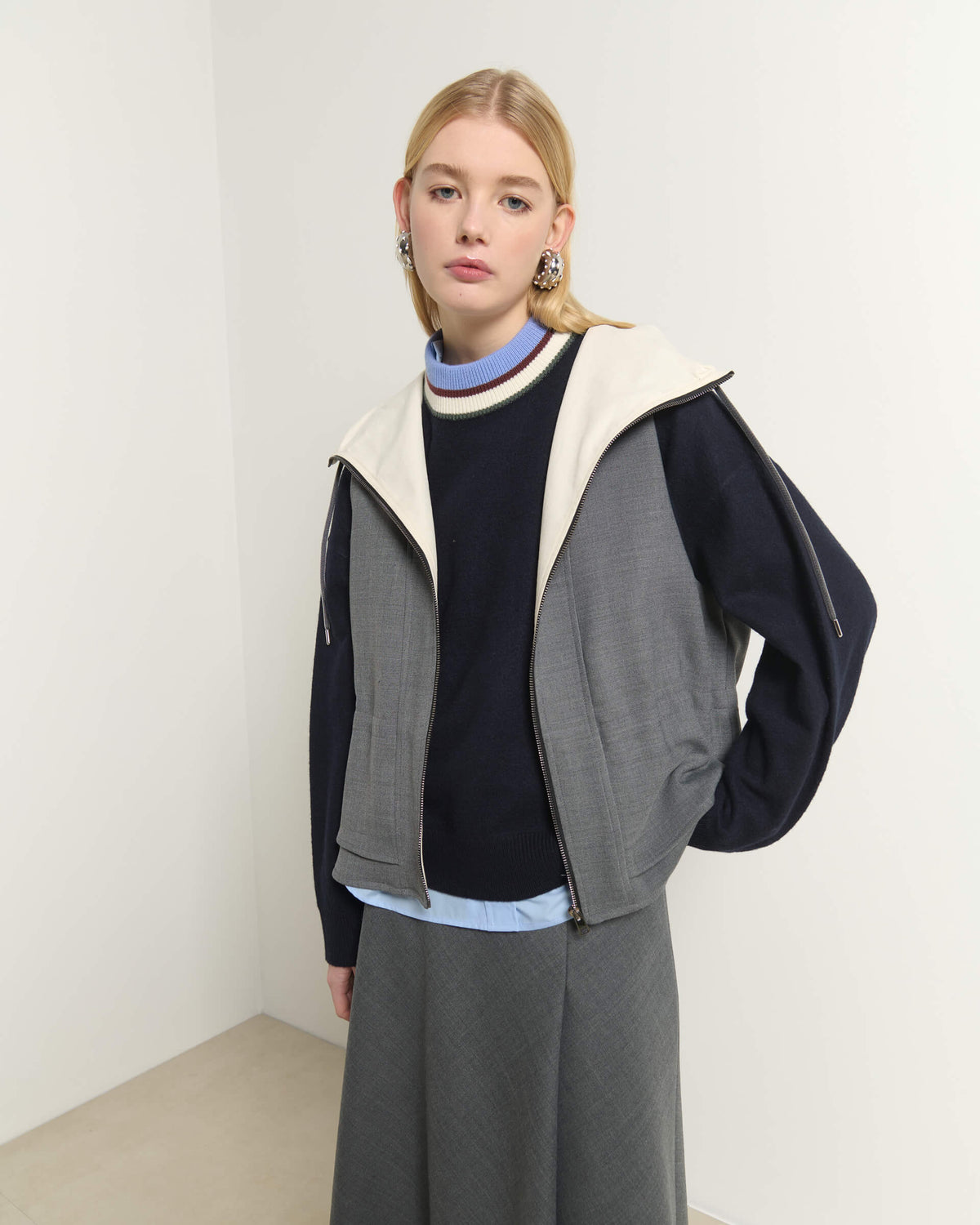 GILET SENZA MANICHE CON CAPPUCCIO E CERNIERA FRONTALE